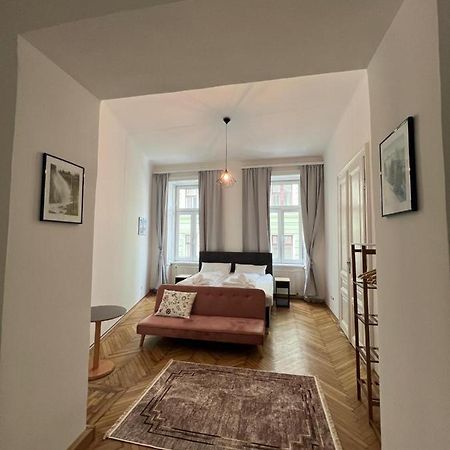 Centrally-Located Authentic Apartment Wenen Buitenkant foto
