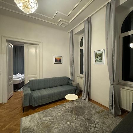 Centrally-Located Authentic Apartment Wenen Buitenkant foto