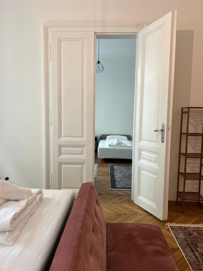 Centrally-Located Authentic Apartment Wenen Buitenkant foto