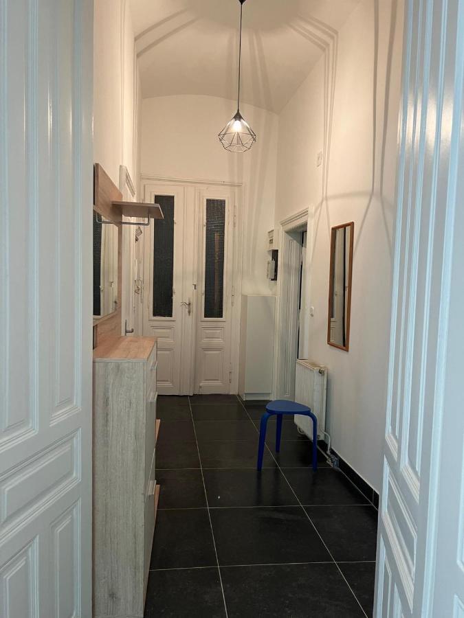 Centrally-Located Authentic Apartment Wenen Buitenkant foto