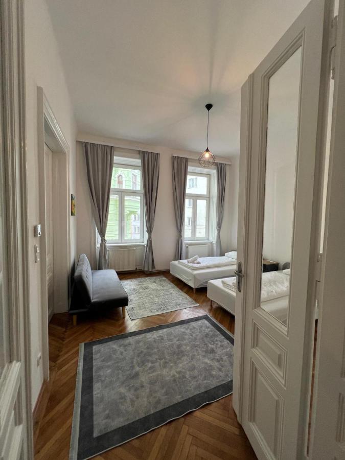 Centrally-Located Authentic Apartment Wenen Buitenkant foto
