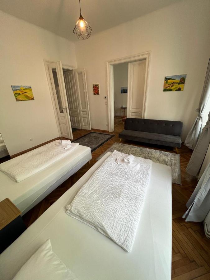 Centrally-Located Authentic Apartment Wenen Buitenkant foto