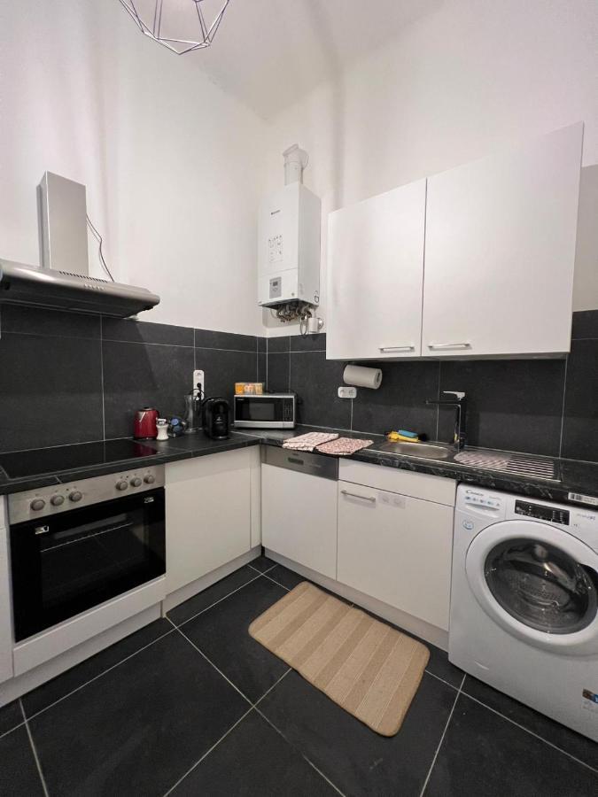 Centrally-Located Authentic Apartment Wenen Buitenkant foto