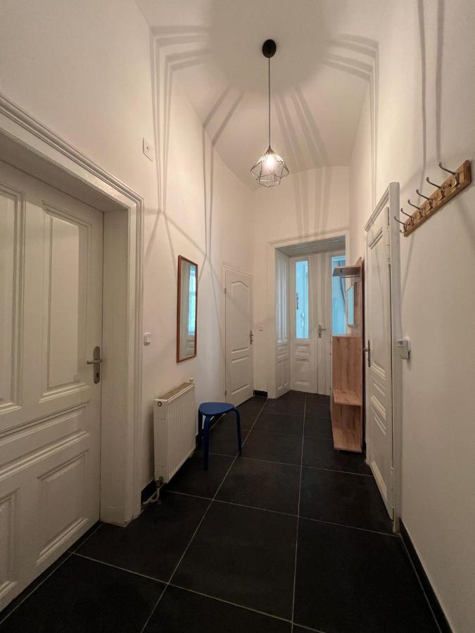 Centrally-Located Authentic Apartment Wenen Buitenkant foto