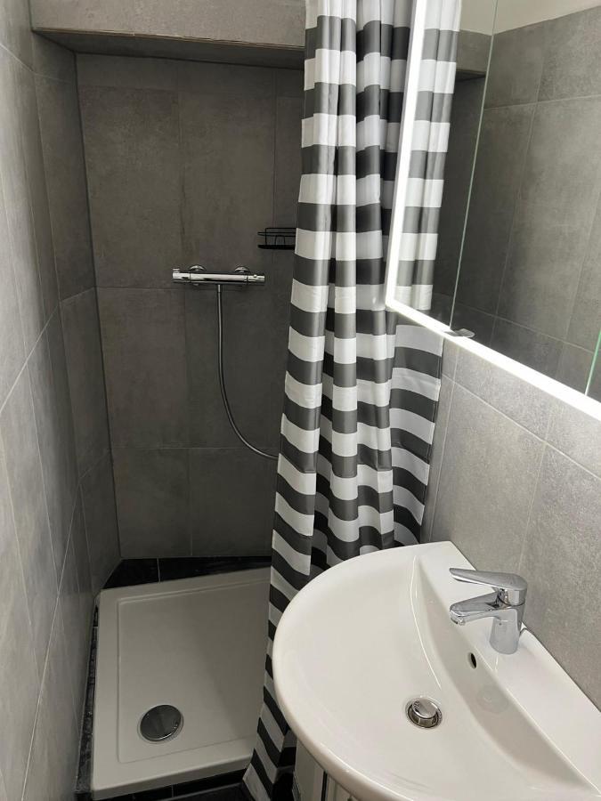 Centrally-Located Authentic Apartment Wenen Buitenkant foto