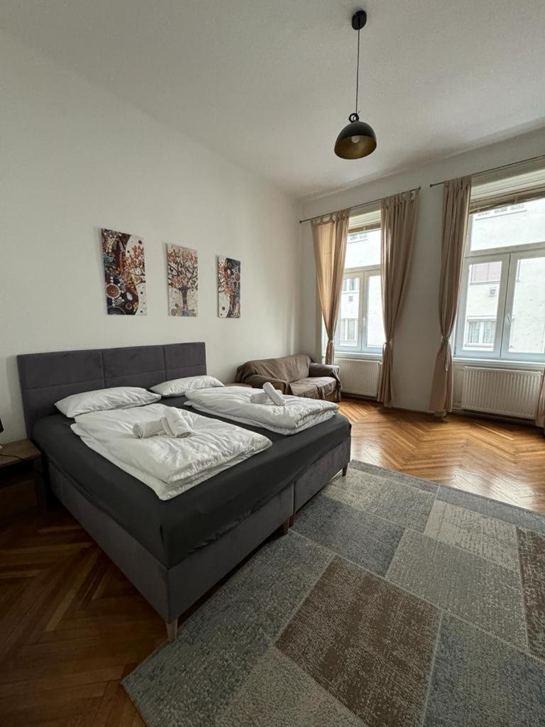 Centrally-Located Authentic Apartment Wenen Buitenkant foto