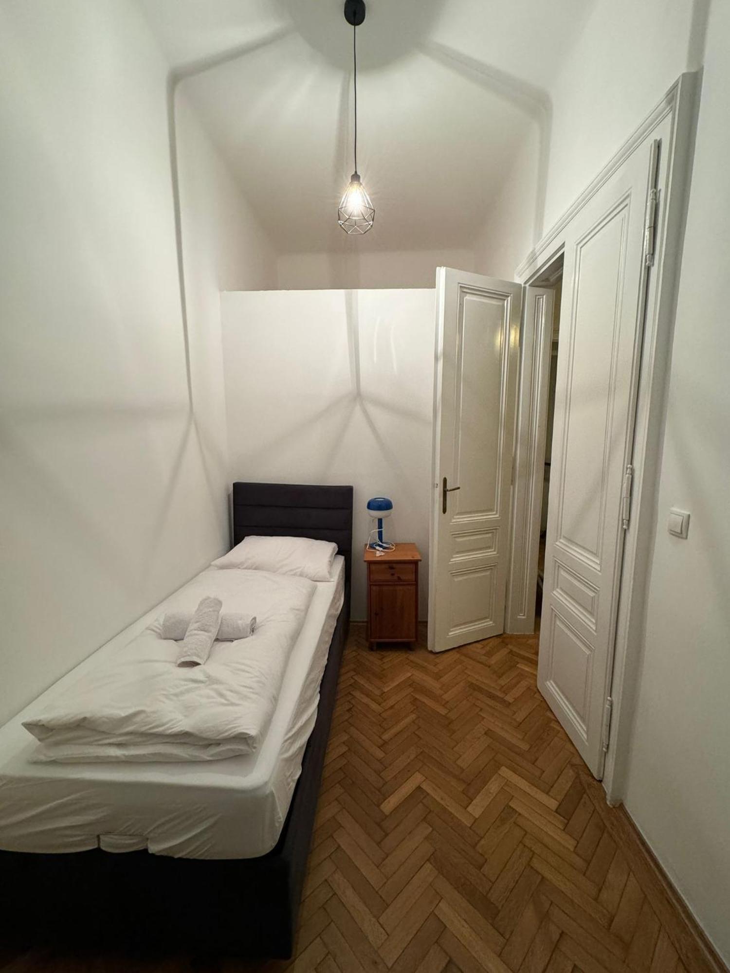 Centrally-Located Authentic Apartment Wenen Buitenkant foto