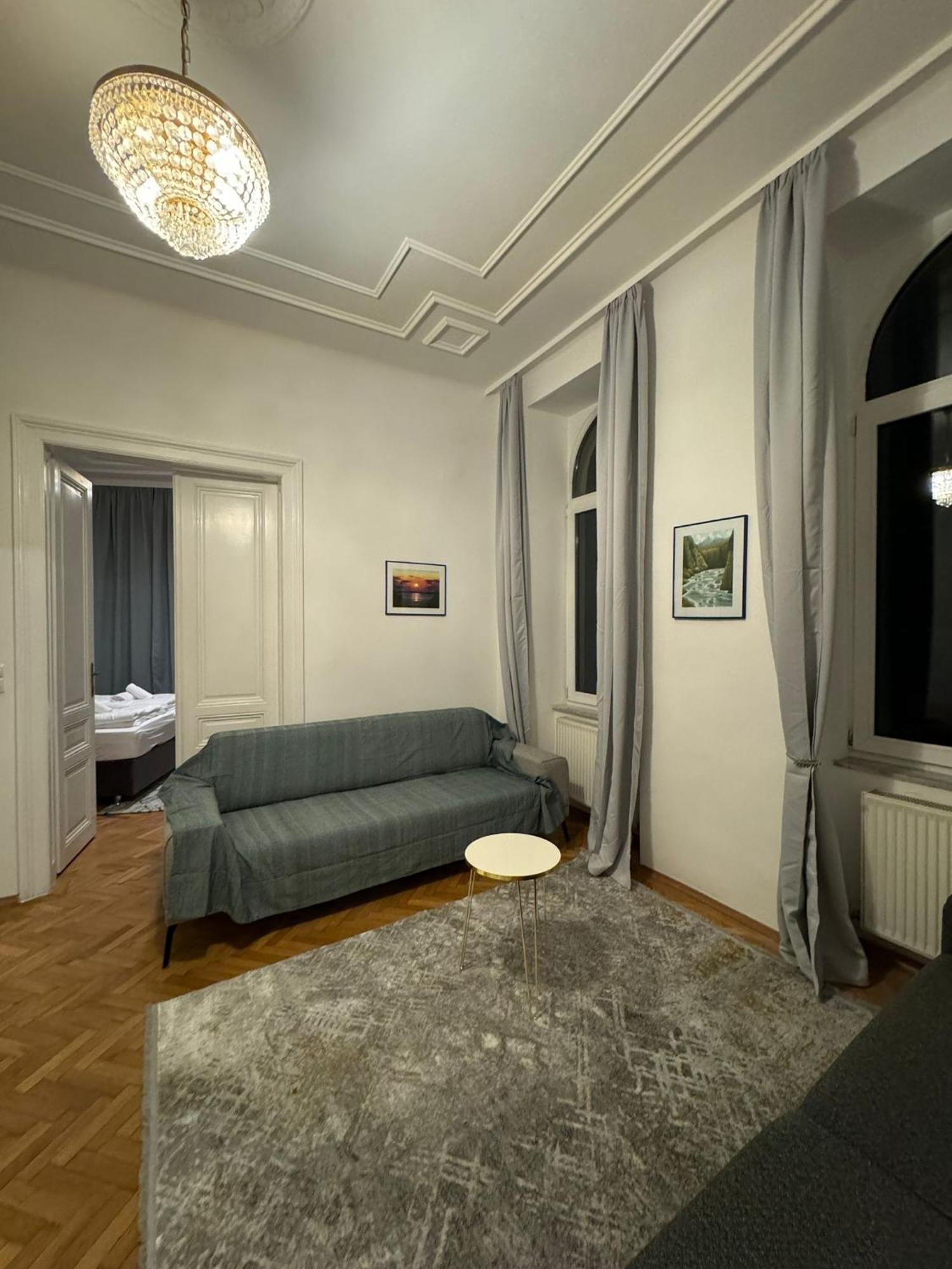 Centrally-Located Authentic Apartment Wenen Buitenkant foto