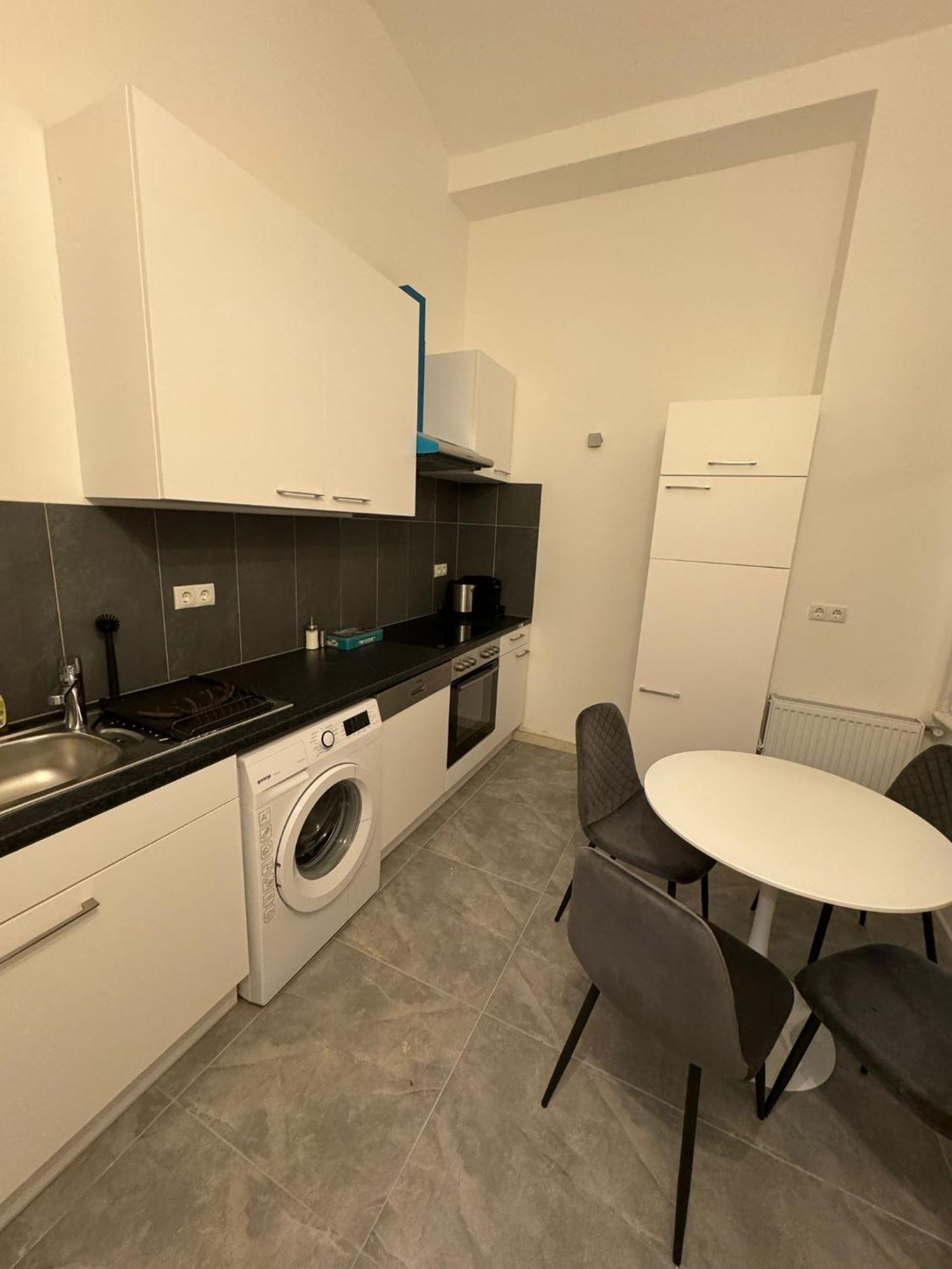 Centrally-Located Authentic Apartment Wenen Buitenkant foto