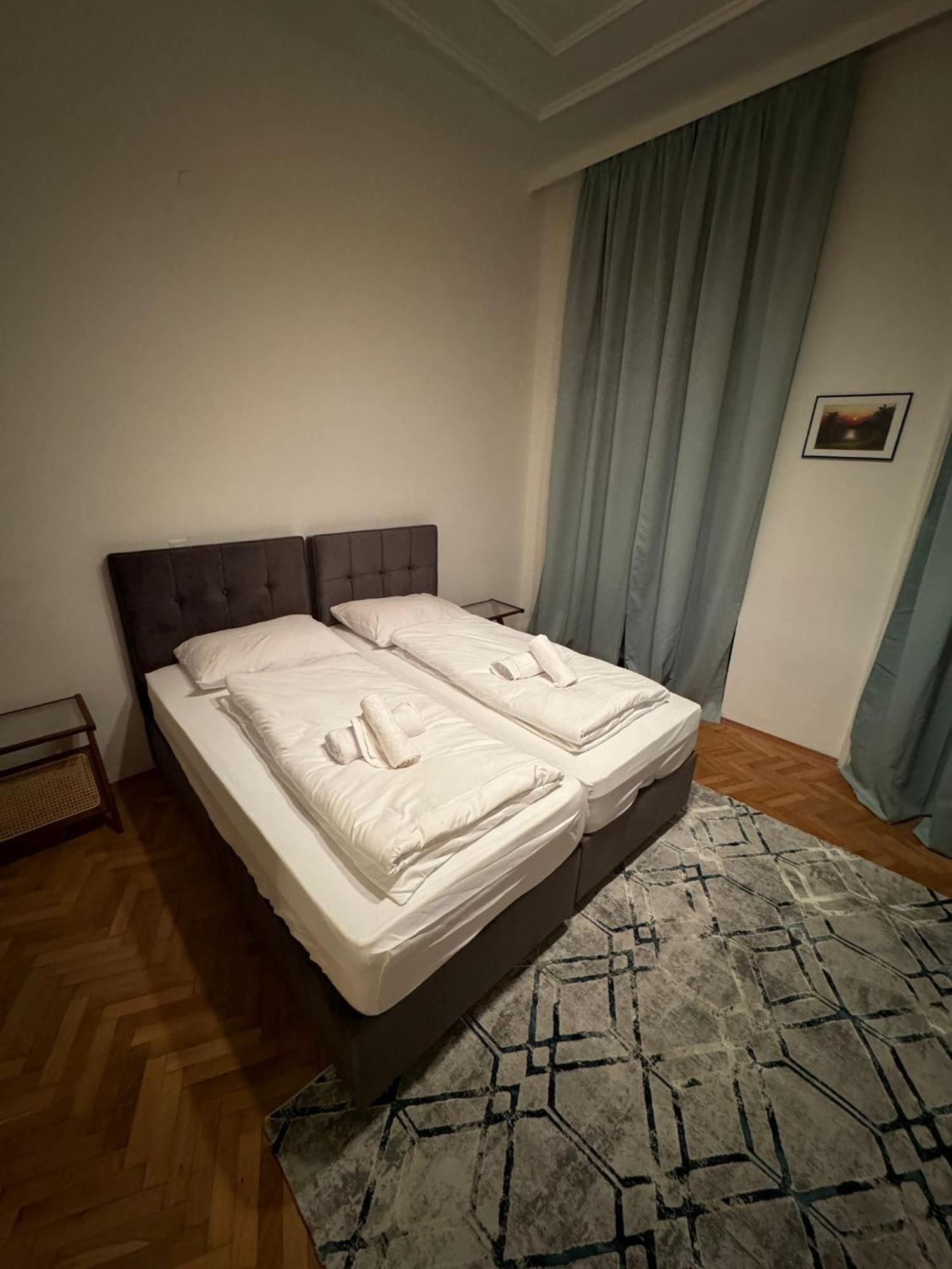 Centrally-Located Authentic Apartment Wenen Buitenkant foto