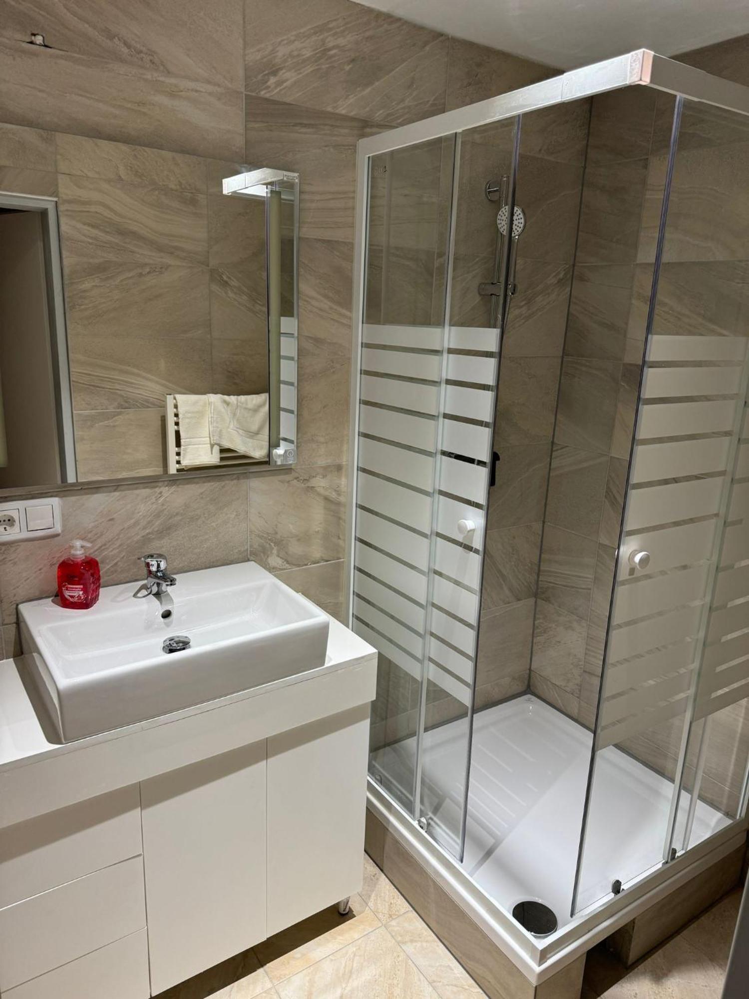 Centrally-Located Authentic Apartment Wenen Buitenkant foto