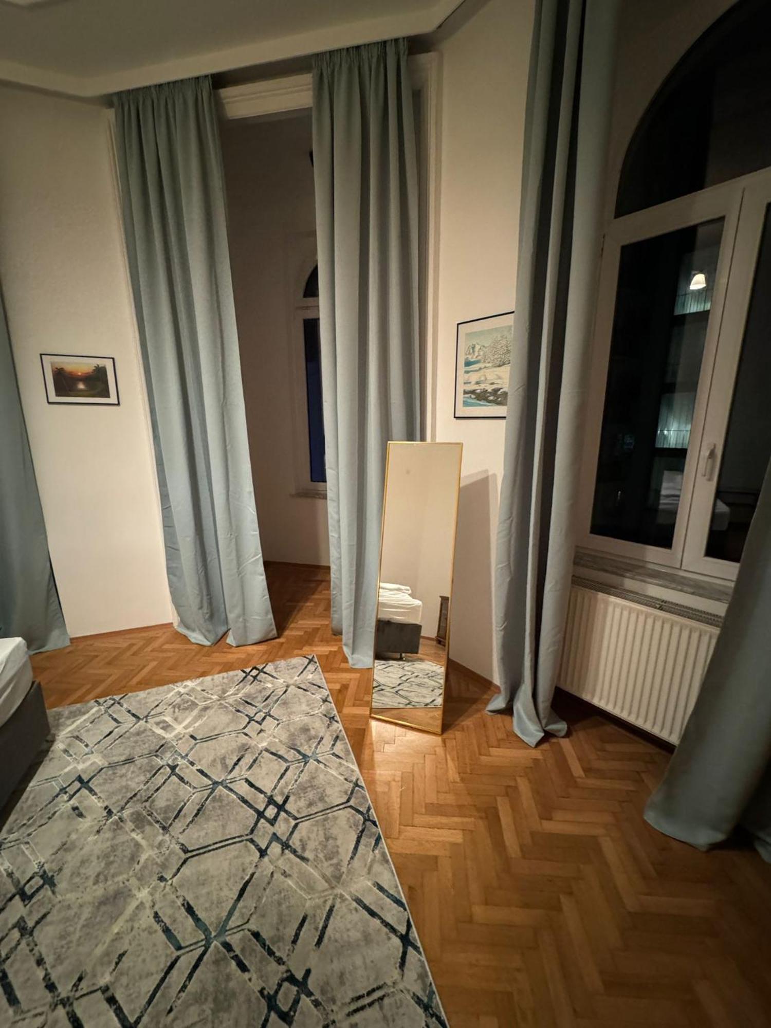 Centrally-Located Authentic Apartment Wenen Buitenkant foto