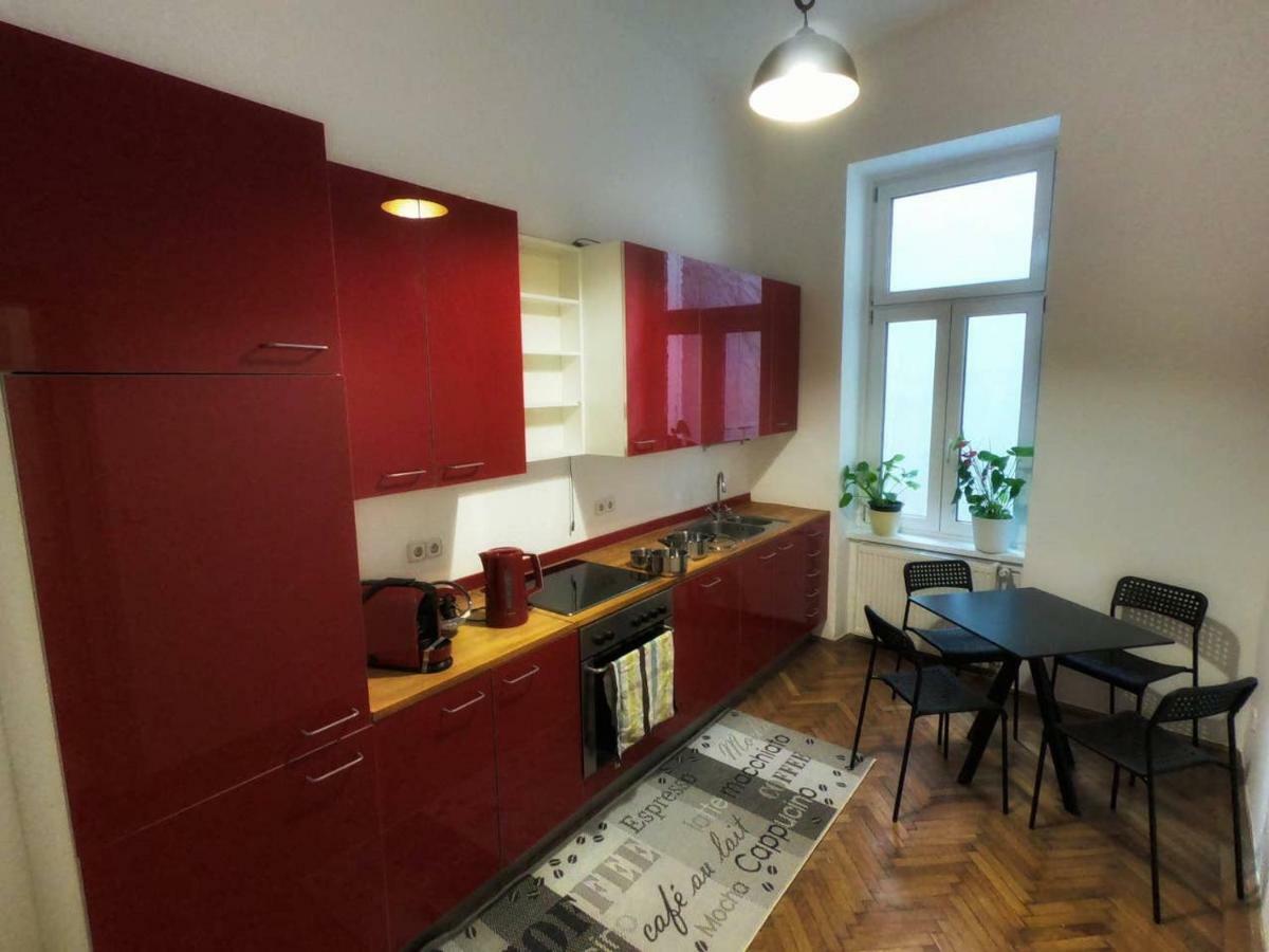 Centrally-Located Authentic Apartment Wenen Buitenkant foto