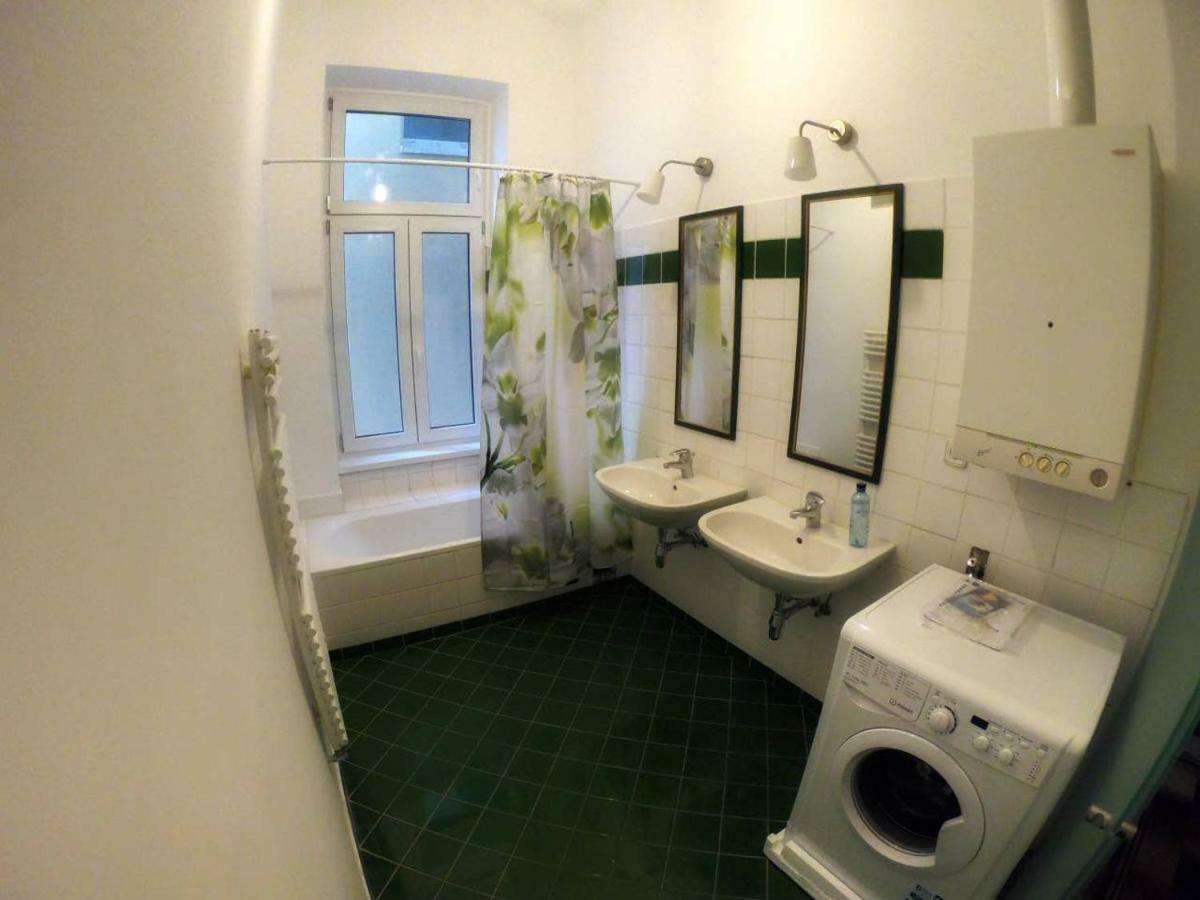 Centrally-Located Authentic Apartment Wenen Buitenkant foto