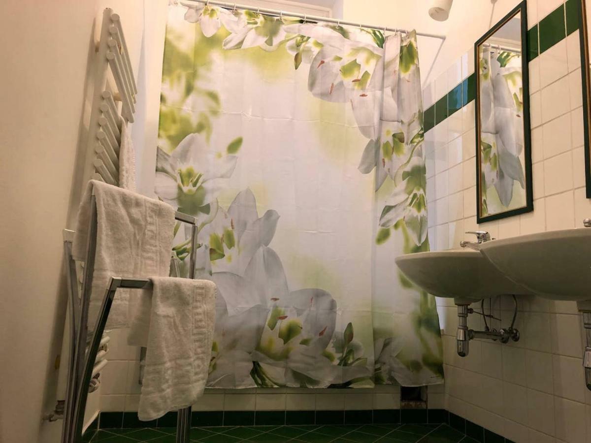 Centrally-Located Authentic Apartment Wenen Buitenkant foto