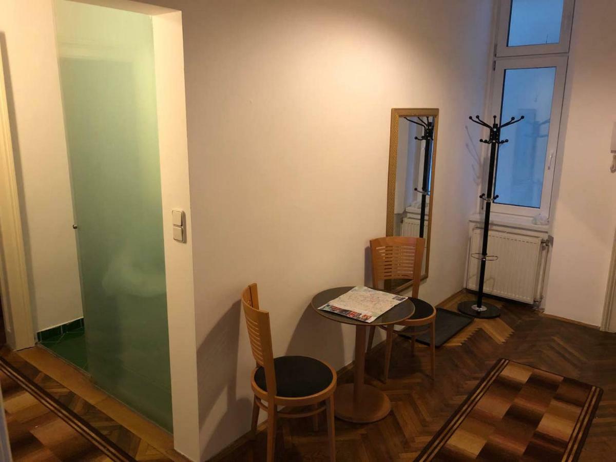 Centrally-Located Authentic Apartment Wenen Buitenkant foto