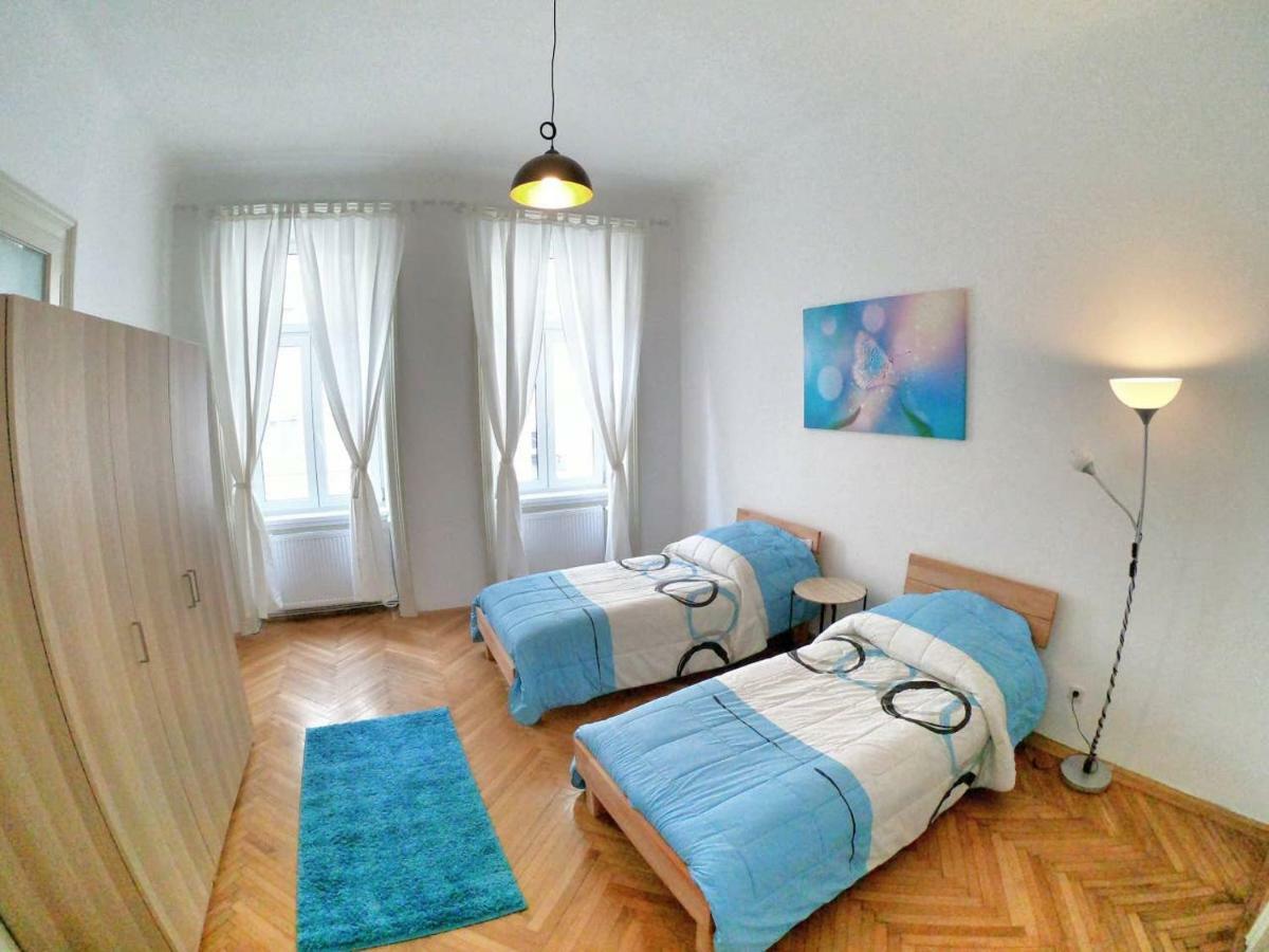 Centrally-Located Authentic Apartment Wenen Buitenkant foto
